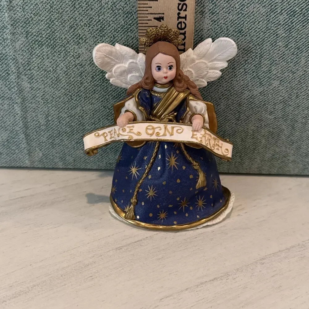 Hallmark Madame‎ Alexander Holiday Angels Series #2 Angel of the Nativity